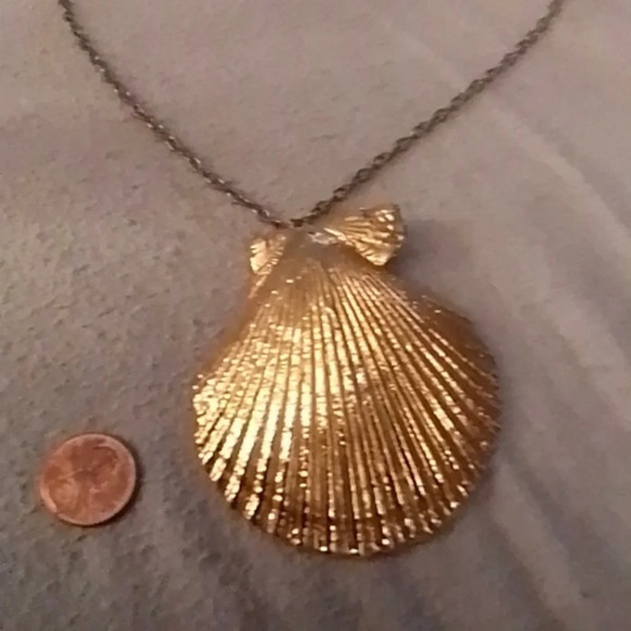 Gold plated clam shell statement piece - Picture 7 of 7
